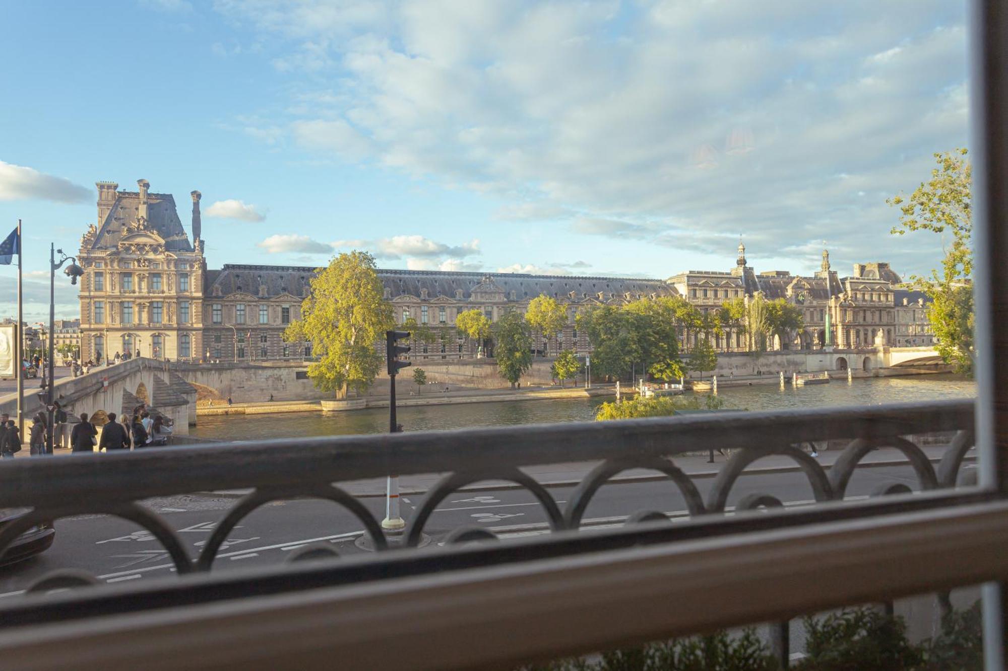 Vue Louvre Et Seine Appartement Paris